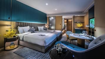 Une chambre d’hôtel moderne équipée de deux lits, d’un coin salon avec une table et des chaises, et d’un téléviseur.