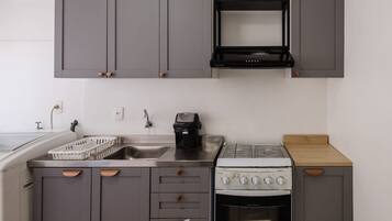 Basic Apartment | Private kitchen | Cookware/dishes/utensils