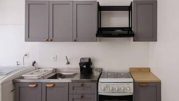 Basic Apartment | Private kitchen | Cookware/dishes/utensils