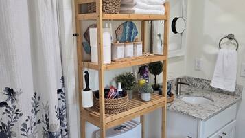 Douche, sĂšche-cheveux, serviettes fournies, savon
