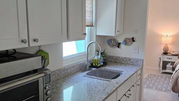 Fridge, microwave, oven, coffee/tea maker