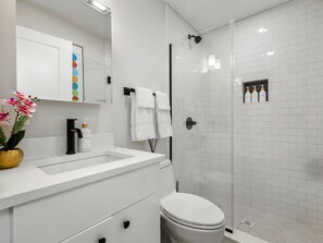 Asciugacapelli, asciugamani, sapone, shampoo