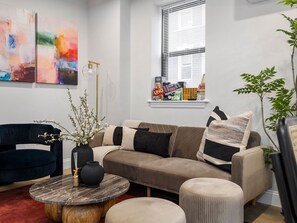 Smart TV, books - 4BR Boston Home 5-minute walk to Subway (Boston)
