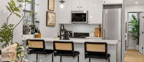 Kühlschrank, Mikrowelle, Ofen, Herdplatte