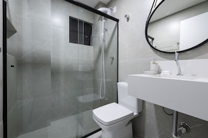 Bathroom - 2BR Apt w/ Pkg & BBQ 450m From sea Ean503 (Balneário Camboriú)
