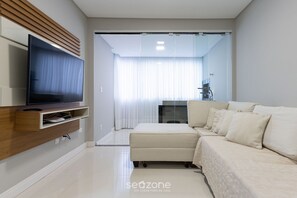 Living area - 2BR Apt w/ Pkg & BBQ 450m From sea Ean503 (Balneário Camboriú)