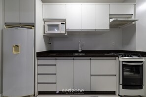 Private kitchen - 2BR Apt w/ Pkg & BBQ 450m From sea Ean503 (Balneário Camboriú)