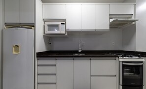 Private kitchen - 2BR Apt w/ Pkg & BBQ 450m From sea Ean503 (Balneário Camboriú)