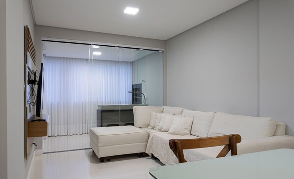 Living area - 2BR Apt w/ Pkg & BBQ 450m From sea Ean503 (Balneário Camboriú)