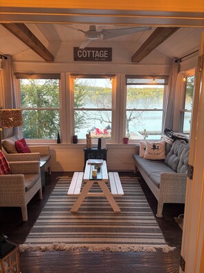 Smart-TV, Kamin, DVD-Player, Bücher