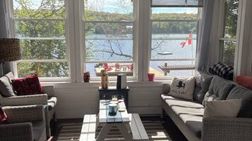 Smart-TV, Kamin, DVD-Player, Bücher