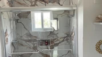 Dusche, Handtücher, Seife, Toilettenpapier
