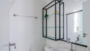 Basic Apartment | Bathroom