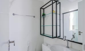 Basic Apartment | Bathroom