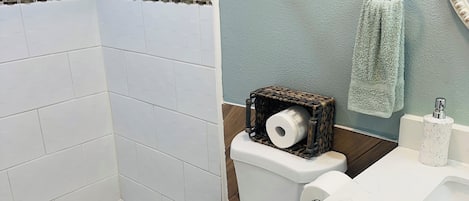 Dusj, hårføner, håndklær og såpe