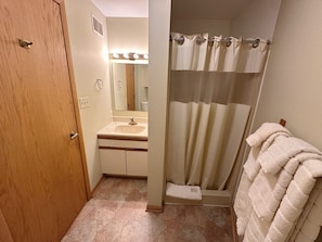 Dusche, HandtĂŒcher, Seife, Toilettenpapier