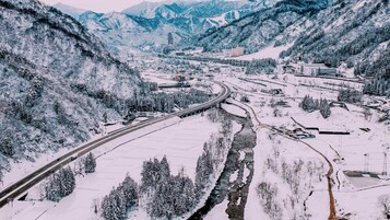 Paesaggio innevato con una strada tortuosa e edifici nella valle.