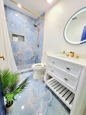 Douche, sèche-cheveux, serviettes fournies, savon