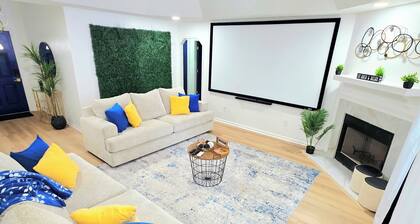 The Mini Golf Oasis king beds & Movie/Game room minutes to Fort Benning GA.