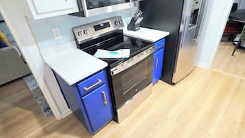 Een koelkast, een microgolfoven, een oven, een kookplaat