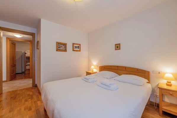 2 bedrooms, bed sheets