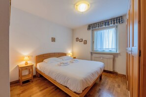 2 bedrooms, bed sheets