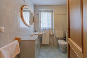 Shower, bidet, towels