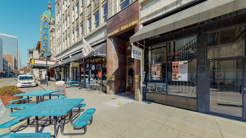 Large 2 King BR Condo in Theater District w Free Parking Gym Secure Walkable