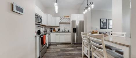 Micro-ondes, four, plaque de cuisson, lave-vaisselle