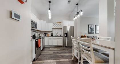 Large 2 King BR Condo in Theater District w Free Parking Gym Secure Walkable