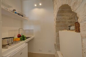 Geladeira, fogão, cooktop, cafeteira/chaleira