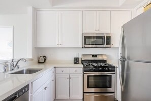 Geladeira, micro-ondas, fogão, cooktop