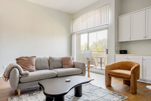 TV, fireplace, stereo