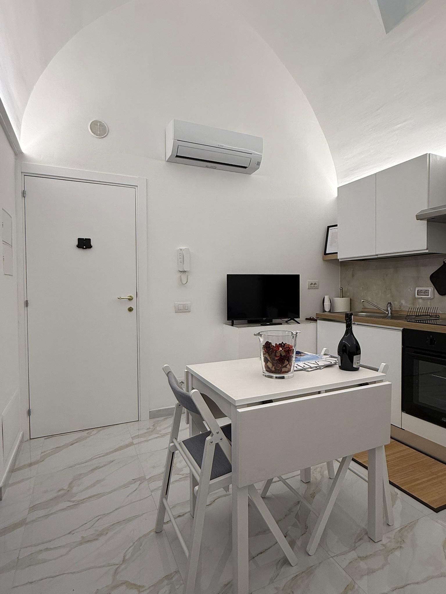 Frigorifero, forno, piano cottura, lavastoviglie