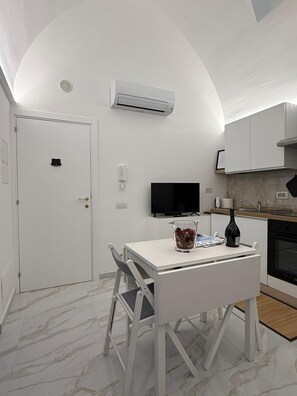 Jääkaappi, uuni, liesi, astianpesukone