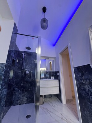 Dusche, Haartrockner, Bidet, Handtücher