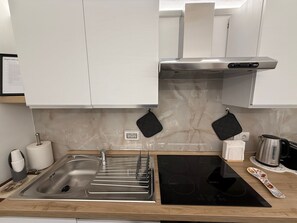 冷蔵庫、オーブン、コンロ、食器洗い機