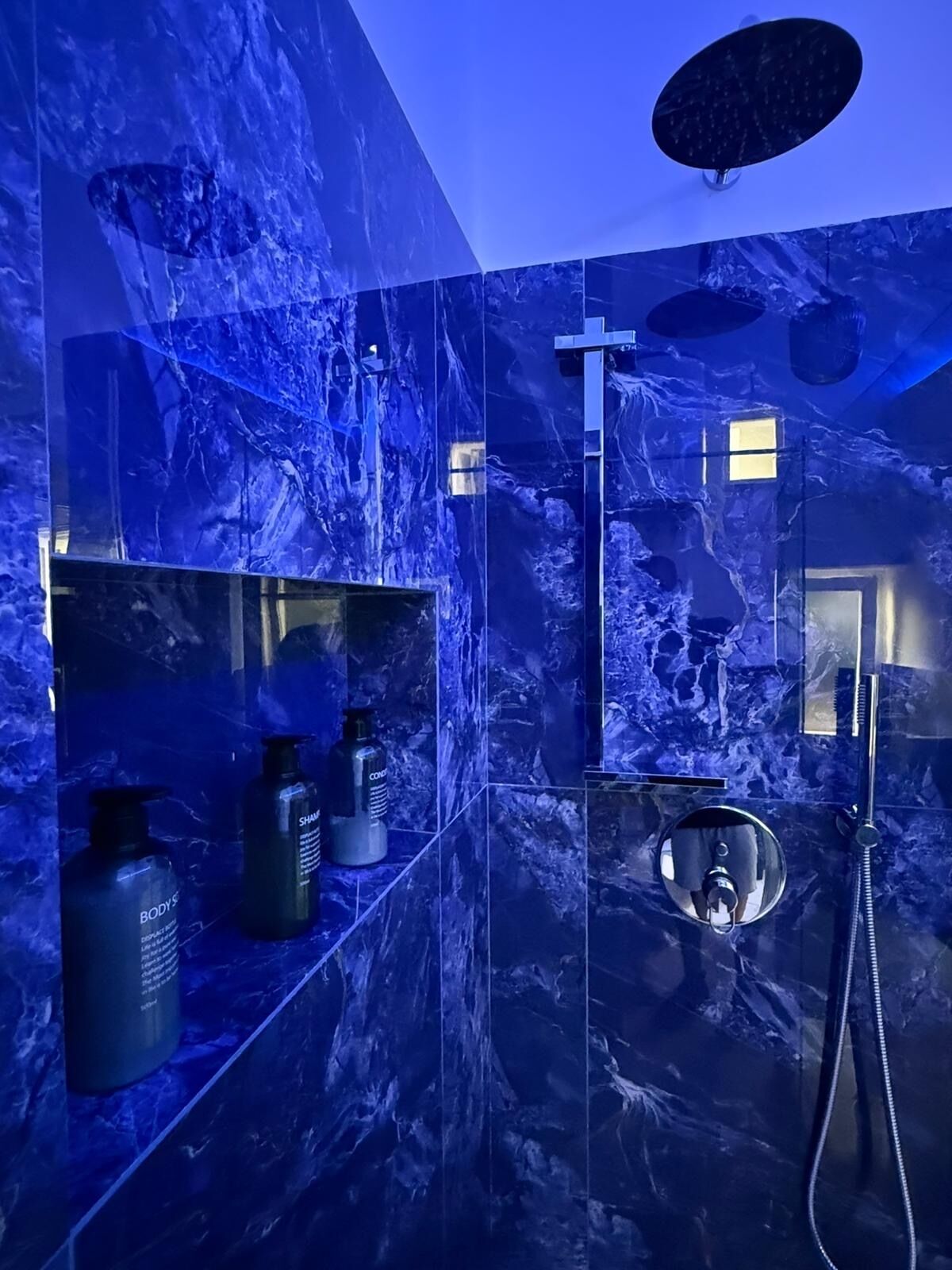 Douche, sèche-cheveux, bidet, serviettes fournies