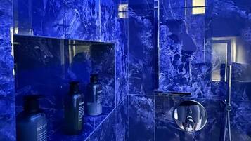 Douche, sĂšche-cheveux, bidet, serviettes fournies