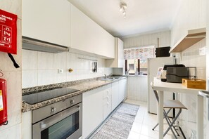 Kjøleskap, mikrobølgeovn, ovn og oppvaskmaskin