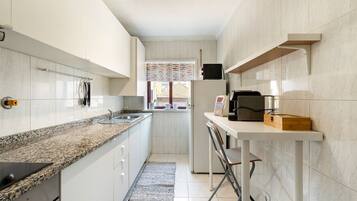 Kühlschrank, Mikrowelle, Ofen, Geschirrspüler