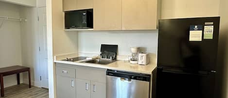 Een koelkast, een magnetron, een kookplaat, een vaatwasser