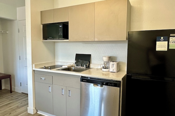 Fridge, microwave, stovetop, dishwasher