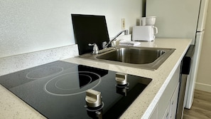 Kühlschrank, Mikrowelle, Herdplatte, Geschirrspüler