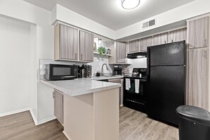 Een koelkast, een microgolfoven, een oven, een kookplaat