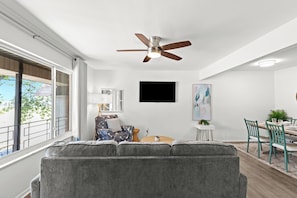 Smart TV - New! Modern Upper Flat in Prime Royal Oak Location (Royal Oak)