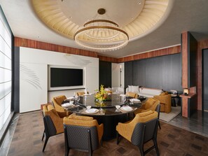 A modern dining room with a round table, comfortable seating, and a large chandelier. - Intercontinental Changchun High Tech Zone (Changchun)