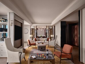 Ett modernt hotellrum med en matplats, en stor platt-TV och utsikt över staden.