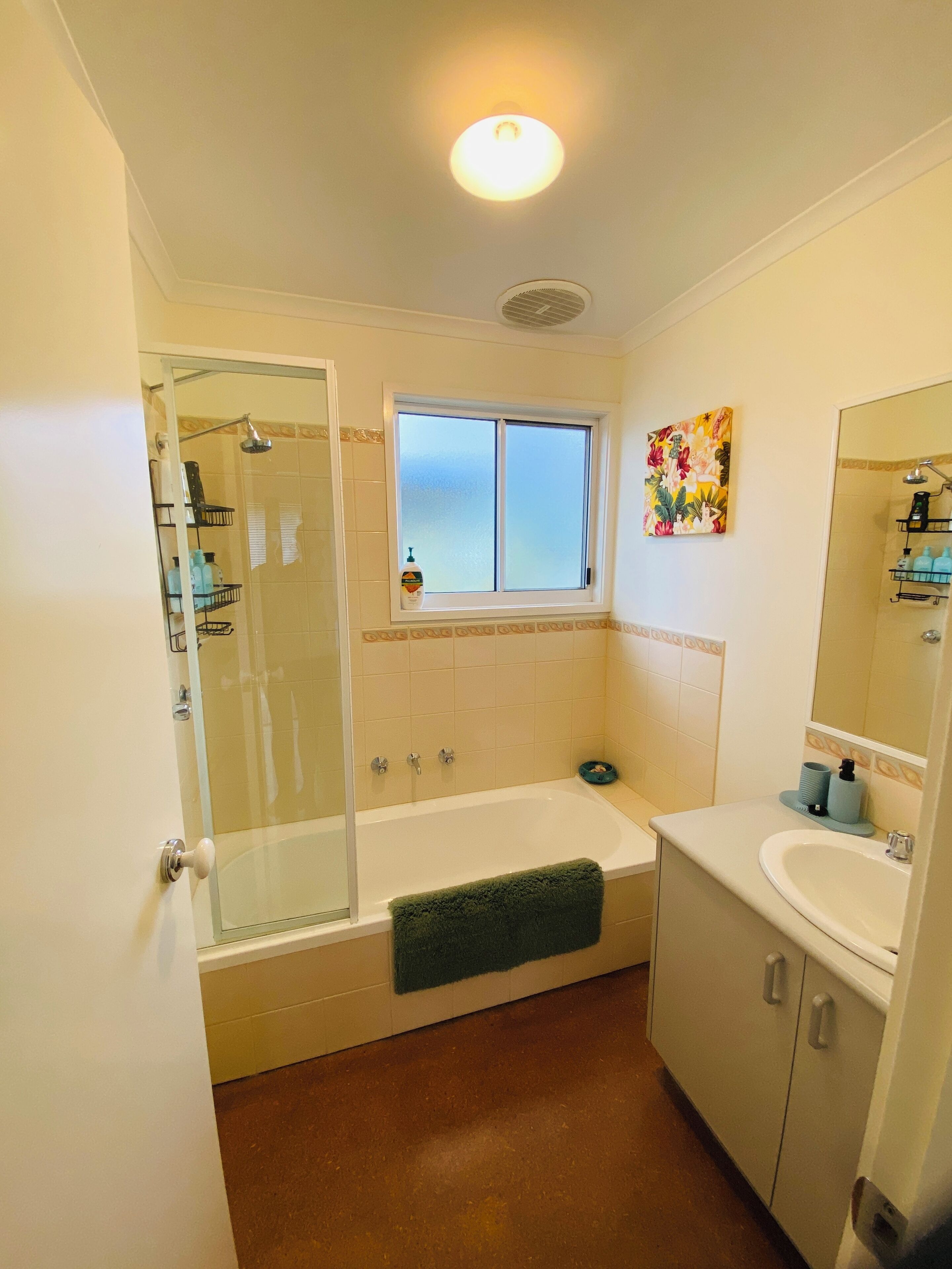 Een haardroger, handdoeken, zeep, toiletpapier