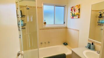 Een haardroger, handdoeken, zeep, toiletpapier